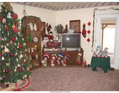 609 E 4th St, Hearne, TX 77859 photo 5