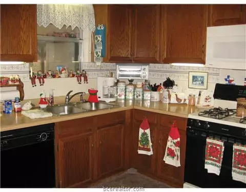 609 E 4th St, Hearne, TX 77859 photo 6