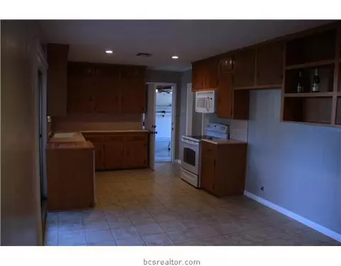 1406 Esther Blvd, Bryan, TX 77802 photo 3