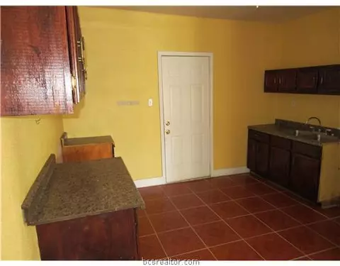 301 Mcculloch, Bryan, TX 77803 photo 4