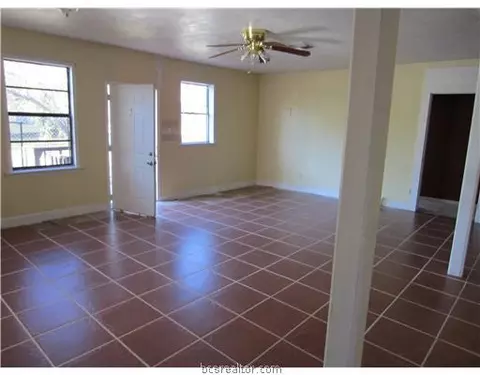301 Mcculloch, Bryan, TX 77803 photo 2