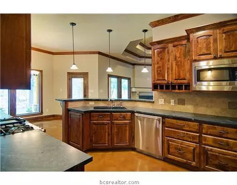 7688 Hidden, Bryan, TX 77808 photo 4