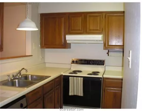 2100 Windsor #8, Bryan, TX 77802 photo 2