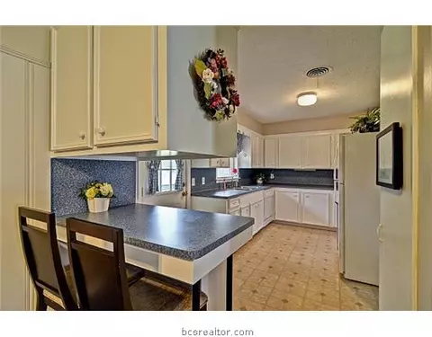 2004 Wayside Dr, Bryan, TX 77802 photo 4