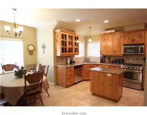 2900 Alba Ct, Bryan, TX 77808 photo 4