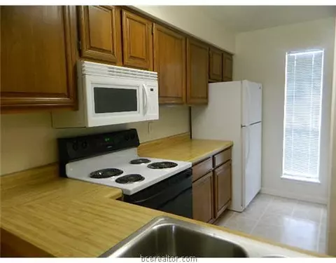 2100 Windsor Dr 4, Bryan, TX 77802 photo 4