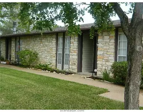 2100 Windsor Dr 4, Bryan, TX 77802 photo 2