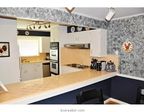 2309 Morningside Dr, Bryan, TX 77802 photo 2