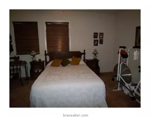 2405 Windsor Dr, Bryan, TX 77802 photo 4
