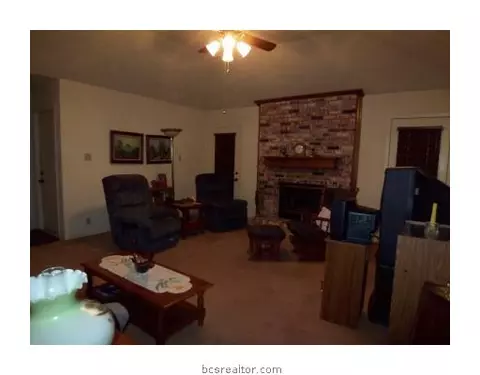 2405 Windsor Dr, Bryan, TX 77802 photo 2