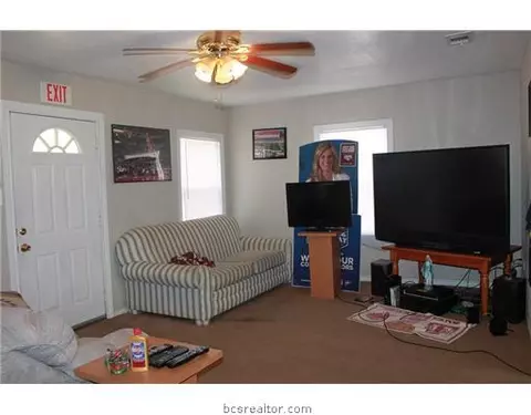 718 Edgewood, Bryan, TX 77802 photo 2