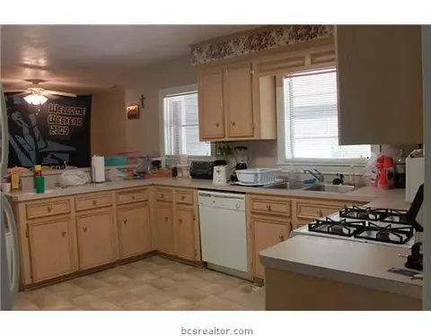 718 Edgewood, Bryan, TX 77802 photo 4