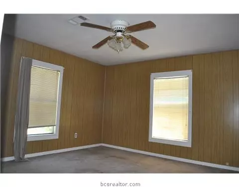 2100 Emerald Dr, Bryan, TX 77803 photo 3