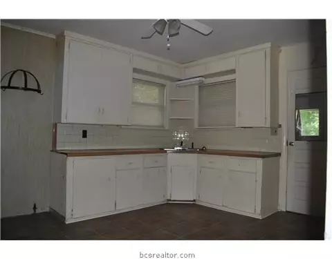 2100 Emerald Dr, Bryan, TX 77803 photo 5