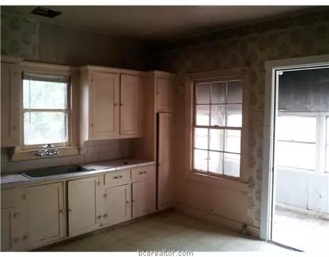 405 E Logan, Calvert, TX 77837 photo 5