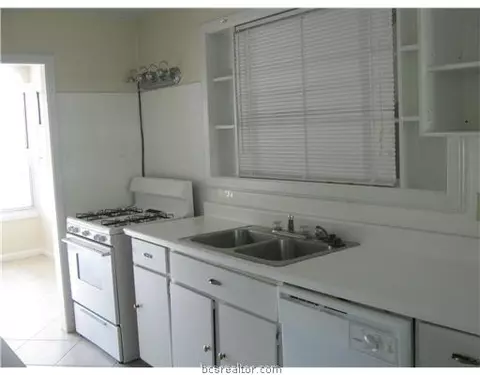 401 Gilbert St, Bryan, TX 77801 photo 3