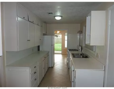 401 Gilbert St, Bryan, TX 77801 photo 2