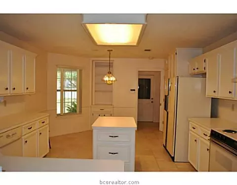 3805 Chaucer Ct, Bryan, TX 77802 photo 2