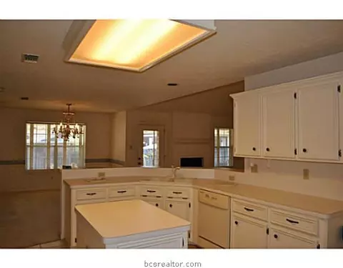 3805 Chaucer Ct, Bryan, TX 77802 photo 3