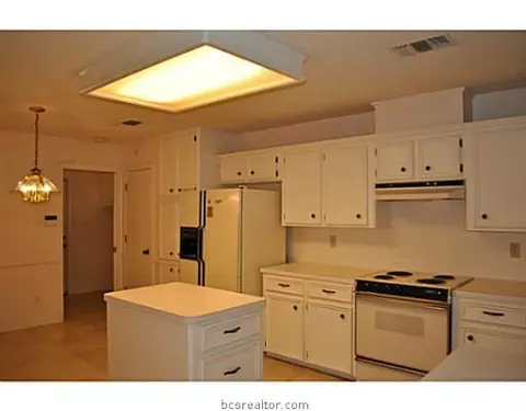 3805 Chaucer Ct, Bryan, TX 77802 photo 4