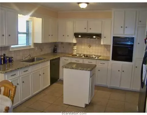 3701 Holly Dr, Bryan, TX 77802 photo 2