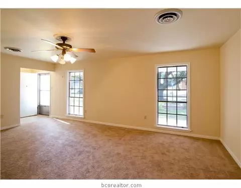 1109 Esther Blvd, Bryan, TX 77802 photo 3