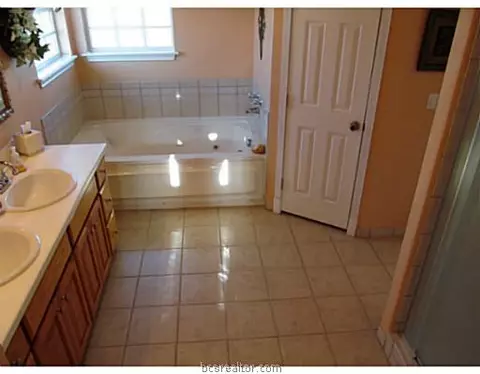 15723 Pine Tree Rd, Bryan, TX 77808 photo 9