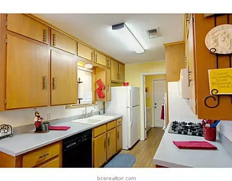 802 Matous Dr, Bryan, TX 77802 photo 3