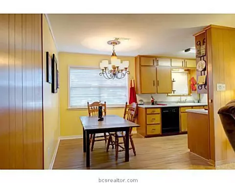 802 Matous Dr, Bryan, TX 77802 photo 4