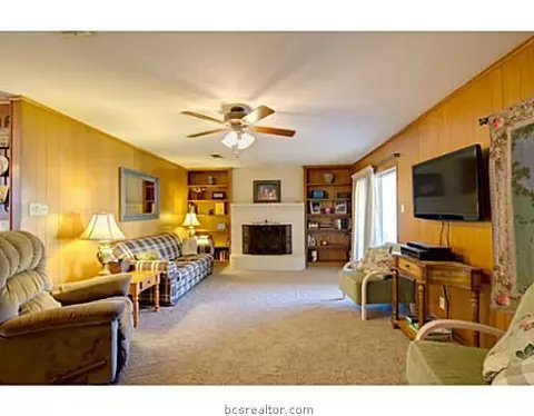 802 Matous Dr, Bryan, TX 77802 photo 2