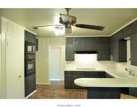1928 Wayside Dr, Bryan, TX 77802 photo 3