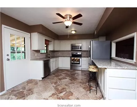 900 Jane Ln, Bryan, TX 77802 photo 2