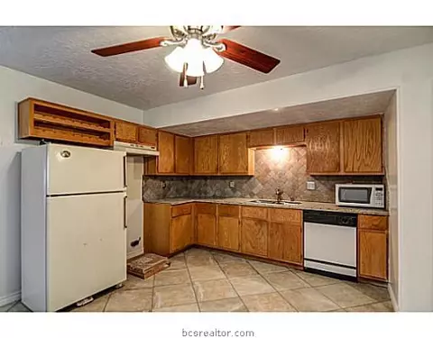 911 Navidad St, Bryan, TX 77801 photo 8