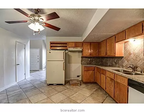 911 Navidad St, Bryan, TX 77801 photo 2