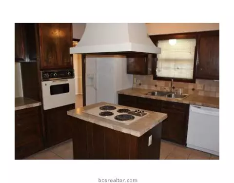 4104 Willow Oak, Bryan, TX 77802 photo 3