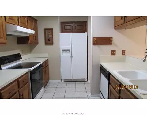 3919 Old Oaks, Bryan, TX 77802 photo 3