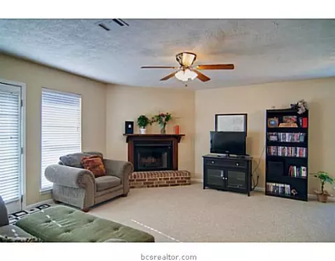 2820 Oakside Dr, Bryan, TX 77802 photo 3