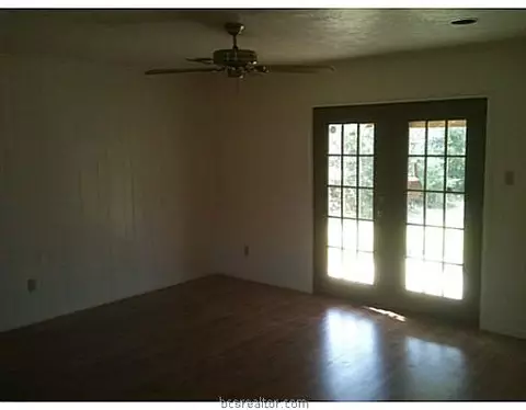 220 Rustic Oaks Dr, Bryan, TX 77808 photo 4
