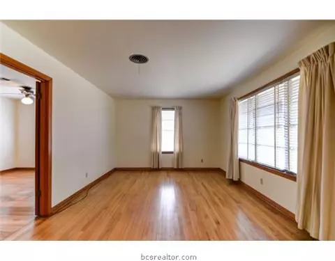 2001 Vinewood, Bryan, TX 77802 photo 2