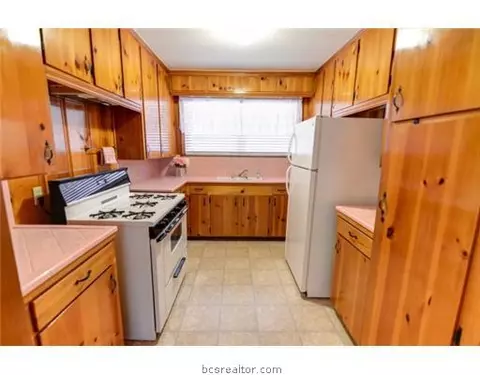 2001 Vinewood, Bryan, TX 77802 photo 3