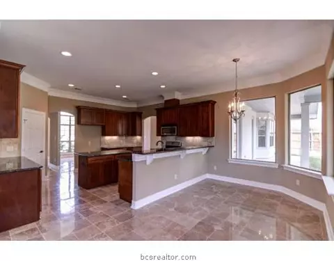 2001 Lis Ln, Bryan, TX 77807 photo 4