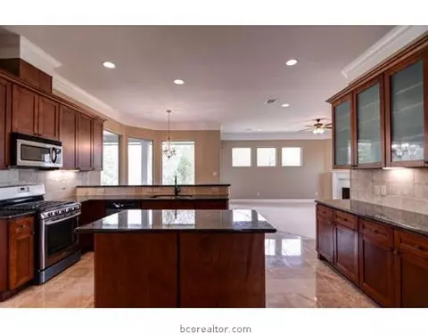 2001 Lis Ln, Bryan, TX 77807 photo 5