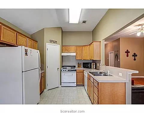 1016 Shadowood Dr, Bryan, TX 77803 photo 4