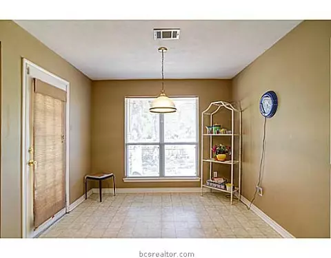 1016 Shadowood Dr, Bryan, TX 77803 photo 5