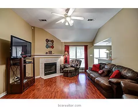 1016 Shadowood Dr, Bryan, TX 77803 photo 2