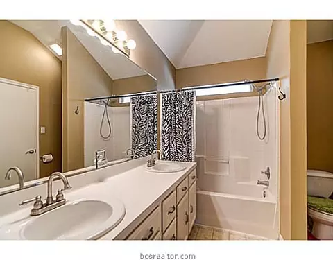 1016 Shadowood Dr, Bryan, TX 77803 photo 6