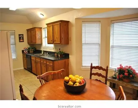 2008 Cobblestone Ln, Bryan, TX 77807 photo 8