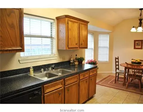 2008 Cobblestone Ln, Bryan, TX 77807 photo 6