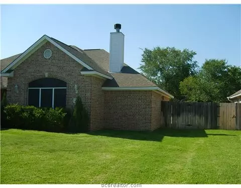 3917 Brighton Dr, Bryan, TX 77802 photo 2