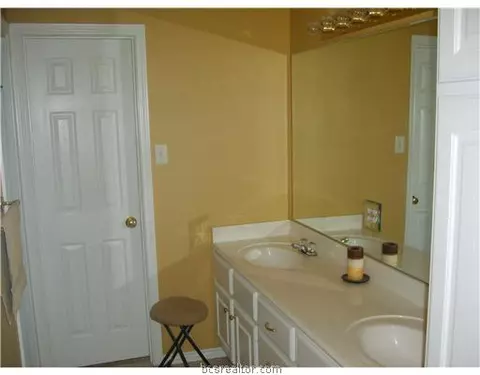 3917 Brighton Dr, Bryan, TX 77802 photo 4